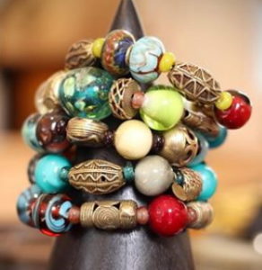 Ensemble de bracelets perles de bronze africaines et perles de verre de Murano.
