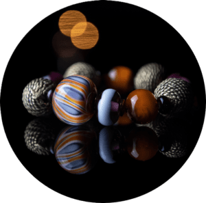 Bracelet composé de perles de verre de Murano et de perles de bronze Akan du Ghana.