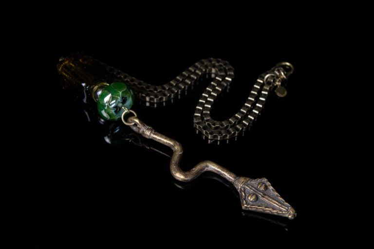 Pendentif Gan du Burkina-Faso surmonté de perles de verre de Murano l'ensemble monté sur chaine « maille vénitienne ».