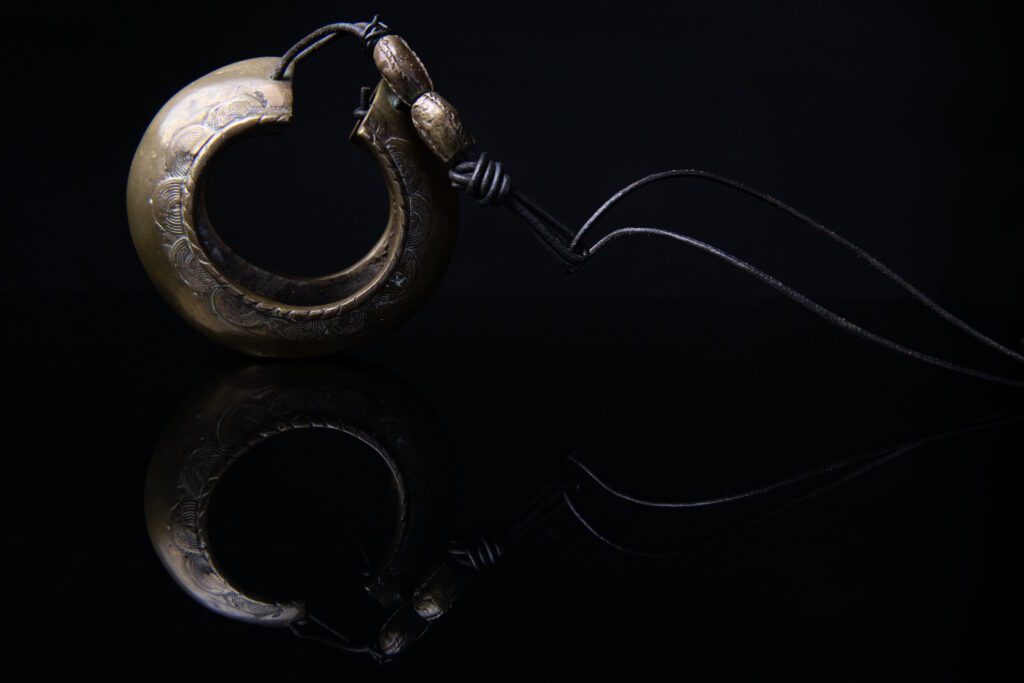 Manchette de bronze Mossi du Burkina-Faso surmonté de deux perles de Bronze Akan du Ghana. l'ensemble monté sur cordon de cuir.