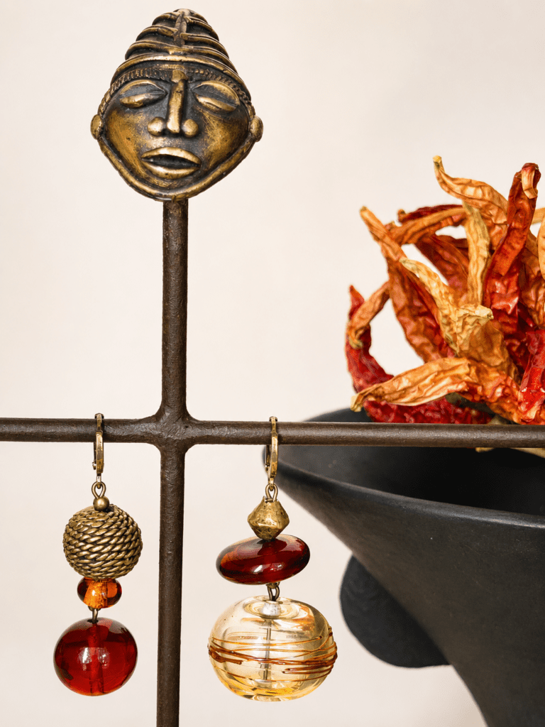 Boucles d'oreilles asymétriques composées de perles de verre de Murano et d'une perles de bronze Akan du Ghana
