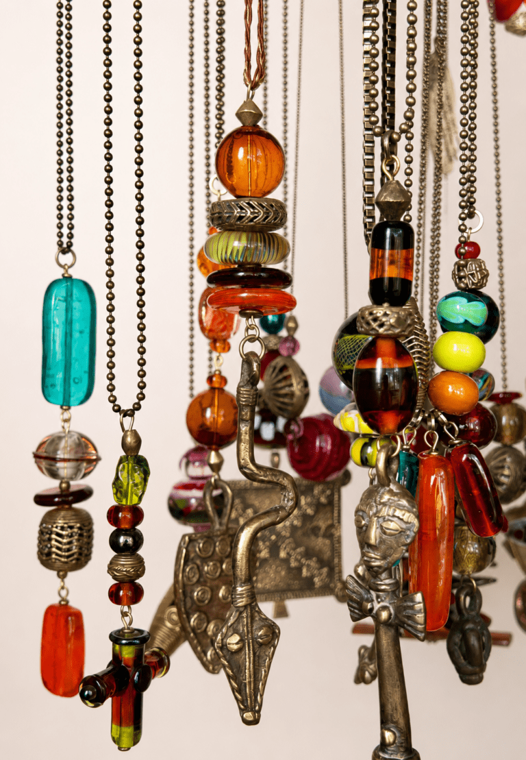 Ensemble de pendentifs perles de bronze africaines et perles de verre de Murano.