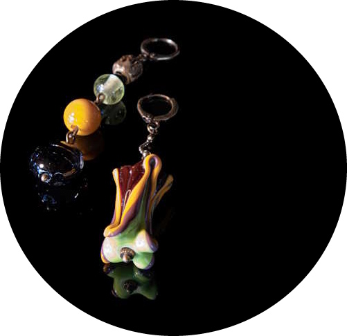 Boucles d'oreilles asymétriques composées de perles de verre de Murano et d'une perle de bronze Akan du Ghana.