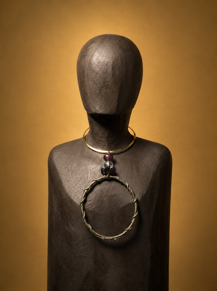 Chevillière de tradition Lobi, Burkina Faso. Bronze coulé à la cire perdue à décor torsadé. Ancienne parure corporelle transformée en ras de cou par un montage contemporain orné de perles de verre de Murano.