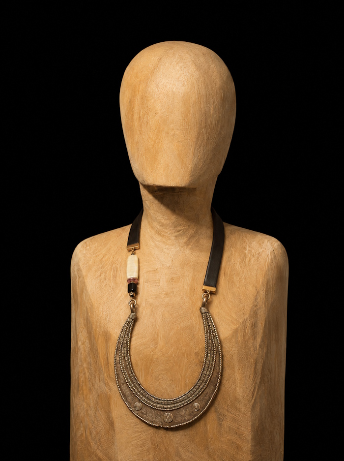 Ornement pectoral de tradition LOBI, Burkina Faso, en bronze coulé selon la technique de la cire perdue décoré de spirales et bordures torsadées. Montage contemporain sur cuir noir agrémenté de perles de verre de Murano.